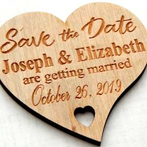 Coeur enregistrer les Date aimant aimants avec cartes, bois économiser les aimants Date, mariage rustique Save The Date, Invitation personnalisée