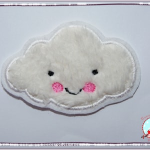 Könnte beinhalten: Weiße, flauschige Wolke mit einem lächelnden Gesicht, rosa Wangen und schwarzen Augen. Die Wolke ist weiß umrandet und hat einen weißen Hintergrund.