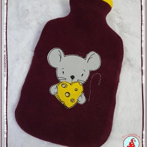 Könnte beinhalten: Eine burgunderfarbene Fleece-Wärmflasche mit einer grauen Maus, die ein gelbes herzförmiges Stück Käse hält. Die Maus hat einen kleinen Schwanz und ist auf der Vorderseite der Flasche gestickt.