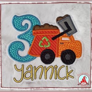 Könnte beinhalten: Gestickter Aufnäher mit einem Recycling-LKW mit der Zahl 3 und dem Namen "Yannick". Der LKW ist orange mit schwarzen Rädern und einem roten Recycling-Symbol. Die Zahl 3 ist türkis mit weißen Punkten.