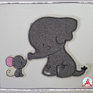 Könnte beinhalten: Gestickter grauer Elefant und graue Maus mit rosa Ohr, beide sitzen auf weißem Hintergrund.