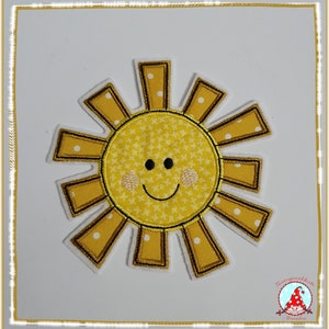 Könnte beinhalten: Eine gelbe Sonne mit einem lächelnden Gesicht und weißen Punkten auf den Strahlen. Die Sonne ist schwarz umrandet und hat ein gelbes und weißes Sternmuster.