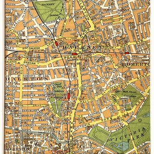 Puede incluir: Impresión enmarcada de un mapa antiguo de un barrio de Londres, con planos de calles y puntos de referencia detallados. El mapa está en tonos amarillos, naranjas y verdes, con una línea roja que indica una ruta. La impresión está en un marco blanco.