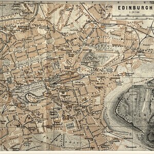 Puede incluir: Un mapa antiguo de Edimburgo, Escocia, enmarcado en un passe-partout blanco. El mapa presenta planos de calles y puntos de referencia detallados en tonos marrones y beige. La palabra "Edinburgh" está impresa en la parte superior.