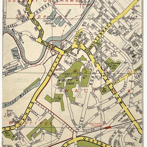 Puede incluir: Un mapa vintage enmarcado de Walton-on-Thames, Inglaterra, con un plano detallado de calles, parques y el río Támesis. El mapa tiene un fondo crema con texto negro y rojo, y carreteras resaltadas en amarillo.