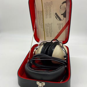 Vintage Pioneer SE-50 Audio Over the Ear Headphones With Case