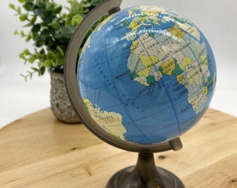 Vintage plastic wereldbol met puntenslijper