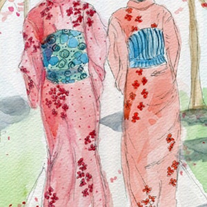以下が含まれることがあります： ピンクと赤の着物に花柄をまとった2人が、ピンクの花が枝から落ちている木の前に立っている。