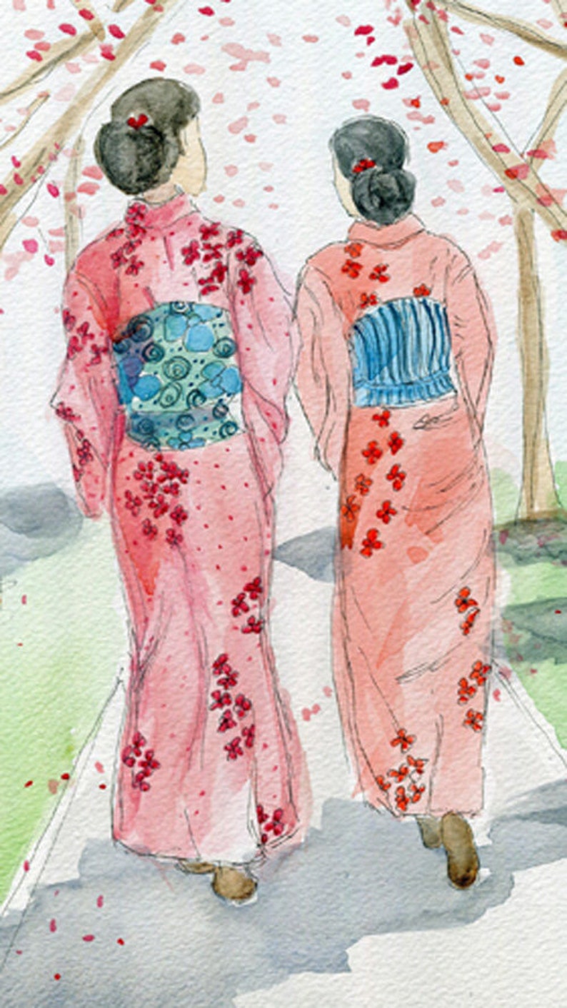 以下が含まれることがあります： ピンクと赤の着物に花柄をまとった2人が、ピンクの花が枝から落ちている木の前に立っている。