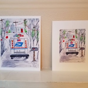 Op de afbeelding: Een aquarel van een witte USPS-postwagen die over een straat rijdt die versierd is met rode kerstverlichting. De wagen vervoert pakketten en rijdt langs een huis met een rode deur.