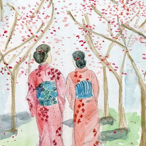 以下が含まれることがあります： 花柄のピンクと赤の着物を着た2人が桜並木の中を歩いている。木々は満開で、花びらが地面に落ちている。