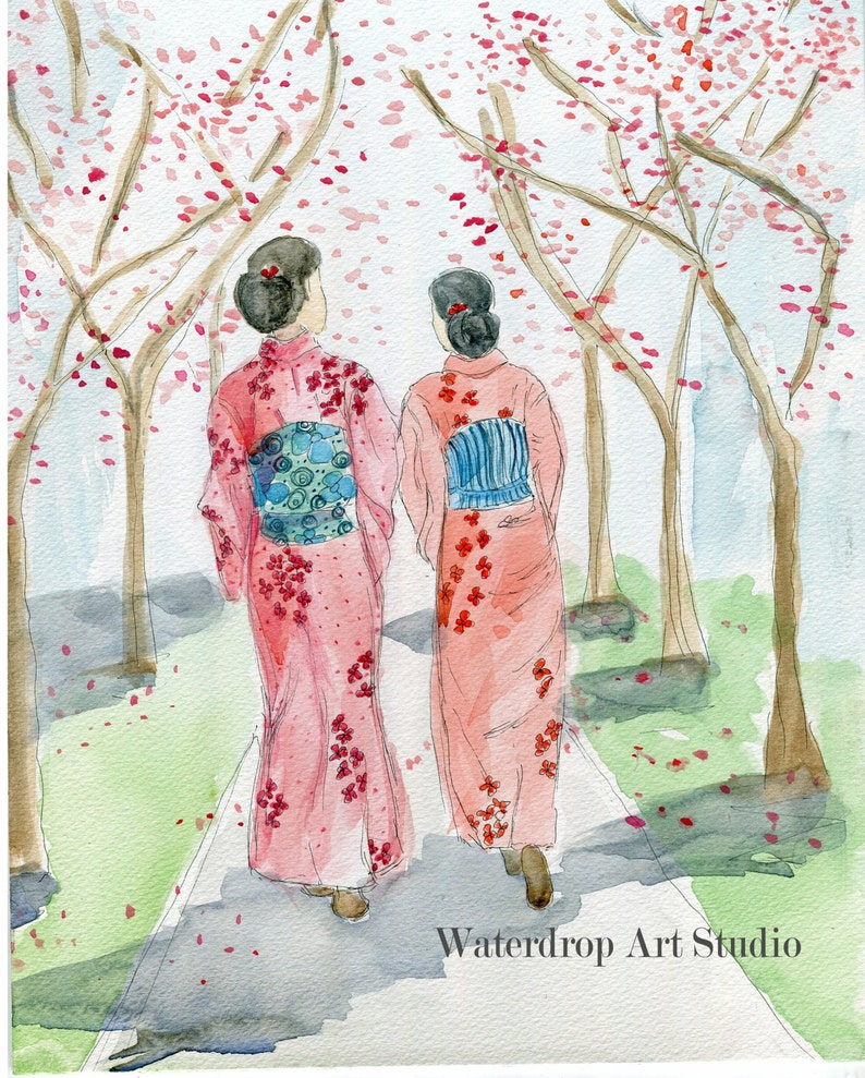 以下が含まれることがあります： ピンクの花柄の着物姿の2人が、木々が並ぶ道を歩いている。木々からはピンクの花びらが地面に落ちている。画像の下には「Waterdrop Art Studio」の文字がある。