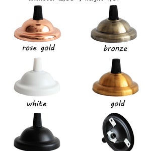 Peut inclure: Un ensemble de six fixations de plafond en m&eacute;tal rondes aux finitions or rose, bronze, blanc, or et noir. Chaque fixation a un diam&egrave;tre de 6,48 cm et une hauteur de 3,48 cm. Le texte CEILING METAL FIXTURE est affich&eacute; en haut.