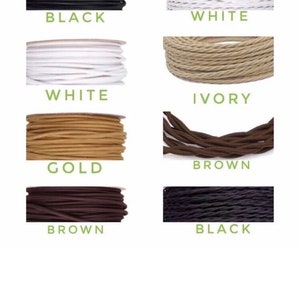Peut inclure: Une collection de huit bobines et rouleaux de cordon de diff&eacute;rentes couleurs et textures. Les couleurs indiqu&eacute;es sont noir, blanc, ivoire, or et marron. Les cordons sont dispos&eacute;s en grille avec leurs noms en texte vert imprim&eacute; en dessous.