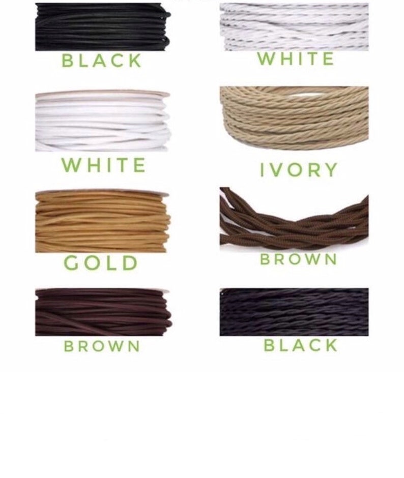 Peut inclure: Une collection de huit bobines et rouleaux de cordon de diff&eacute;rentes couleurs et textures. Les couleurs indiqu&eacute;es sont noir, blanc, ivoire, or et marron. Les cordons sont dispos&eacute;s en grille avec leurs noms en texte vert imprim&eacute; en dessous.