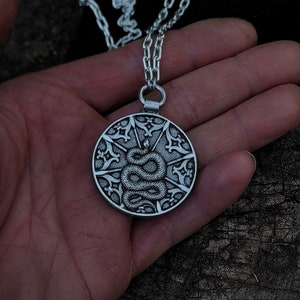 Medallón de serpiente gótica de plata, amuleto de collar de serpiente intrincado y realista, artefacto ritualista oscuro y oscuro, el mejor regalo para metaleros.
