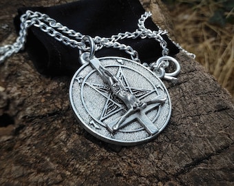 Halsband med inverterat kors och sataniskt pentagram, stora svarta metallsmycken, silverhänge med baphomet och upp och ner korsfästelse, mörk rituell gåva