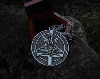 Halsband med inverterat kors och sataniskt pentagram, stora svarta metallsmycken, silverhänge med baphomet och upp och ner korsfästelse, mörk rituell gåva