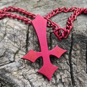 Collier croix inversée rouge sanglant, bijoux vampiriques antichrétiens sanguinaires, cadeau de crucifixion à l'envers trempé dans du sang sanglant