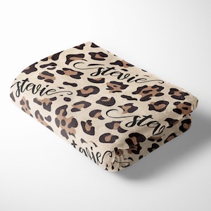 Personlig leopardfilt - Leopardfilt - Leopardrumsdekoration - Monogramfilt - Personlig babyfilt - Namnfilt Leopard