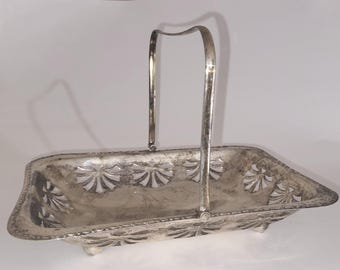 Bandeja para servir dulces de plata de ley victoriana vintage de cuatro patas con cortes y asa plegable. Fabricada en Inglaterra.
