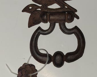 Aldaba decorativa de hierro fundido con forma de pájaro