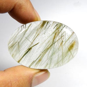 Charmante pierre précieuse de quartz rutile en cuivre. Cabochon multicolore en rutile doré. Forme ovale rutile en cristal naturel pour bijoux. 44 x 30 mm KB-10917