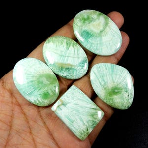 Cabochon di aragonite. Pietra preziosa di aragonite blu. Cristallo di aragonite naturale di forma mista, lotto all'ingrosso di 5 pezzi sfusi per gioielli, 225 carati. KB-11208