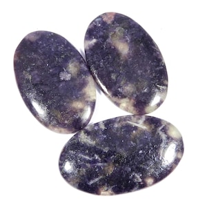Pierre précieuse de lépidolite. Cabochon en lépidolite exotique. Lépidolite violette naturelle. Lot de 3 lot de gros de forme ovale Lépidolite 190Cts KB-11026