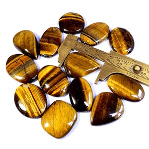 Natuurlijke cabochon met tijgeroog. Tijgeroog edelsteen. Geel flitsend tijgeroog. Mix tijgeroog groothandel veel voor sieraden. (13 stuks) 435 cts KB-10746