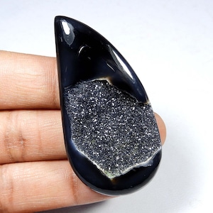 Geodo de drusa de ônix natural. Pedra preciosa de drusa de ágata negra. Cabochão de drusa de ônix negra. Pedra preciosa de drusa de 60 x 29 mm para bricolage e presente. KB-10691