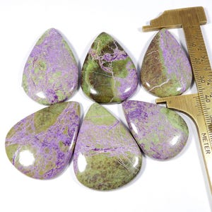 Stichtite viola. Pietra preziosa naturale di stichtite. Cabochon di stichtite australiano. Lotto all'ingrosso 6 pezzi di stichtite a forma di pera sfusa da 260 ct KB-11048