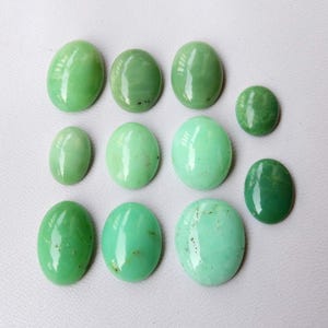 Groene chrysopraascabochon. Natuurlijke chrysopraas. Chrysopraas edelsteen. Groothandel: 11 stuks chrysopraas los voor sieraden en doe-het-zelf KB-9408
