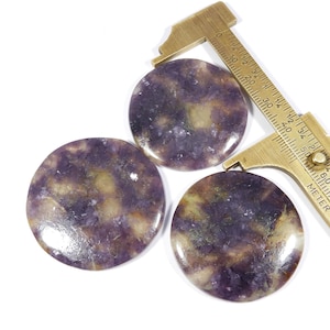 Pierre précieuse de lépidolite. Cabochon de lépidolite naturelle AAA+. Lépidolite violette. Lot de 3 lépidolites ronds en vrac, 245 cts KB-11021