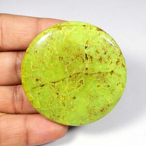 Tendance ! Cabochon d'opale verte. Pierre précieuse d'opale verte. Opale verte naturelle. Opale verte polie de forme ronde de 51 mm pour bijoux. 141 carats. Ko-9895