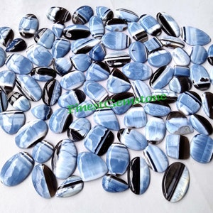 Owyhee opaal cabochon. Topplaag! Natuurlijke blauwe Owyhee-opaal edelsteen. Gepolijst bio zwart-blauw Owyhee opaal groothandellot 35 tot 5000 cts.