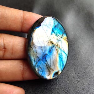 Pietra preziosa di labradorite multicolore. Labradorite Spectrolite. Labradorite naturale cabochon. Labradorite. Labradorite ovale sfusa 108 carati KB-9990