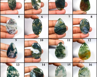 Op de afbeelding: Zestien groene, bruine en witte agaat cabochons in verschillende vormen en maten. De cabochons worden getoond op een witte achtergrond.