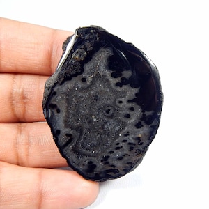 Leuke cabochon met Druzy-geode. Zwarte agaat schijf cabochon edelsteen. Zwarte schijf agaat edelsteen. Druzy natuurlijke agaat. 118 kts KB-7623