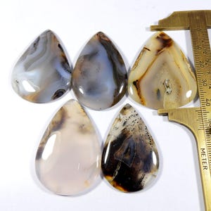 Agata Montana gialla. Cabochon di pietra preziosa naturale in agata Montana. Lotto all'ingrosso da 5 pezzi a forma di pera, gioielli in cristallo Montana, 242 carati KB-10970