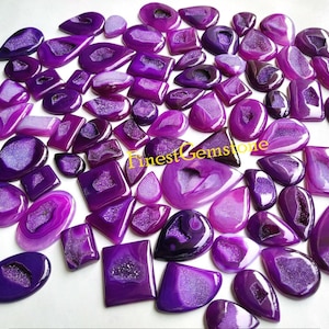 Pedra preciosa de ágata drusa de ônix roxa. A MELHOR! Pedra preciosa de ágata drusa de ônix roxa. Cabochão de geodo de ágata drusa natural de ônix, lote de atacado com 1 unidade de 60 peças.