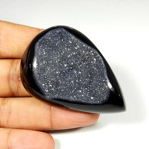 Pietra preziosa di agata nera Druzy. Unica! Geode di agata nera Druzy e onice. Cabochon di agata naturale Druzy. Pietra preziosa di onice Druzy a forma di pera. 141 carati KB-8085