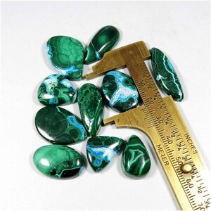 Groenblauwe chrysocolla-malachiet. Natuurlijke malachiet chrysocolla edelsteen. Groothandel: 10 stuks 190 cts chrysocolla-malachiet cabochon KB-10232