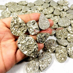 Géode Druzy en cristal de pyrite dorée. Pyrite Druzy Cabochon. Pierre précieuse de pyrite naturelle. 5 pièces 250 carats. Lot de Druzy Pyrite Mix Forme