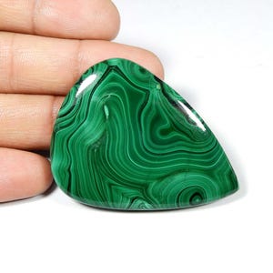 Enorme! Pietra preziosa di malachite verde. Malachite naturale. Cabochon di malachite verde. Malachite a forma di pera da 53 x 40 mm per gioielli. 145 carati KB-10460