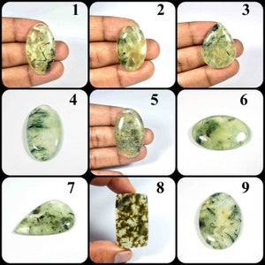 Groene prehniet edelsteen. Uniek! Zwarte rutiel-prehniet cabochon. Natuurlijk prehniet. Mix vorm prehniet voor sieraden. Variatie: B