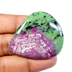 Zoisite rubis rouge vert. Cabochon rubis zoisite. Pierre précieuse rubis zoisite scintillant naturel. Utilisation de bijoux rubis zoisite en forme de poire. 111 Cts KB-10838