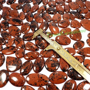 Cabochão de obsidiana mogno. Ótima qualidade! Pedra preciosa de obsidiana mogno vermelha natural. Lote de obsidiana mogno com cura em formato misto, preço de atacado.