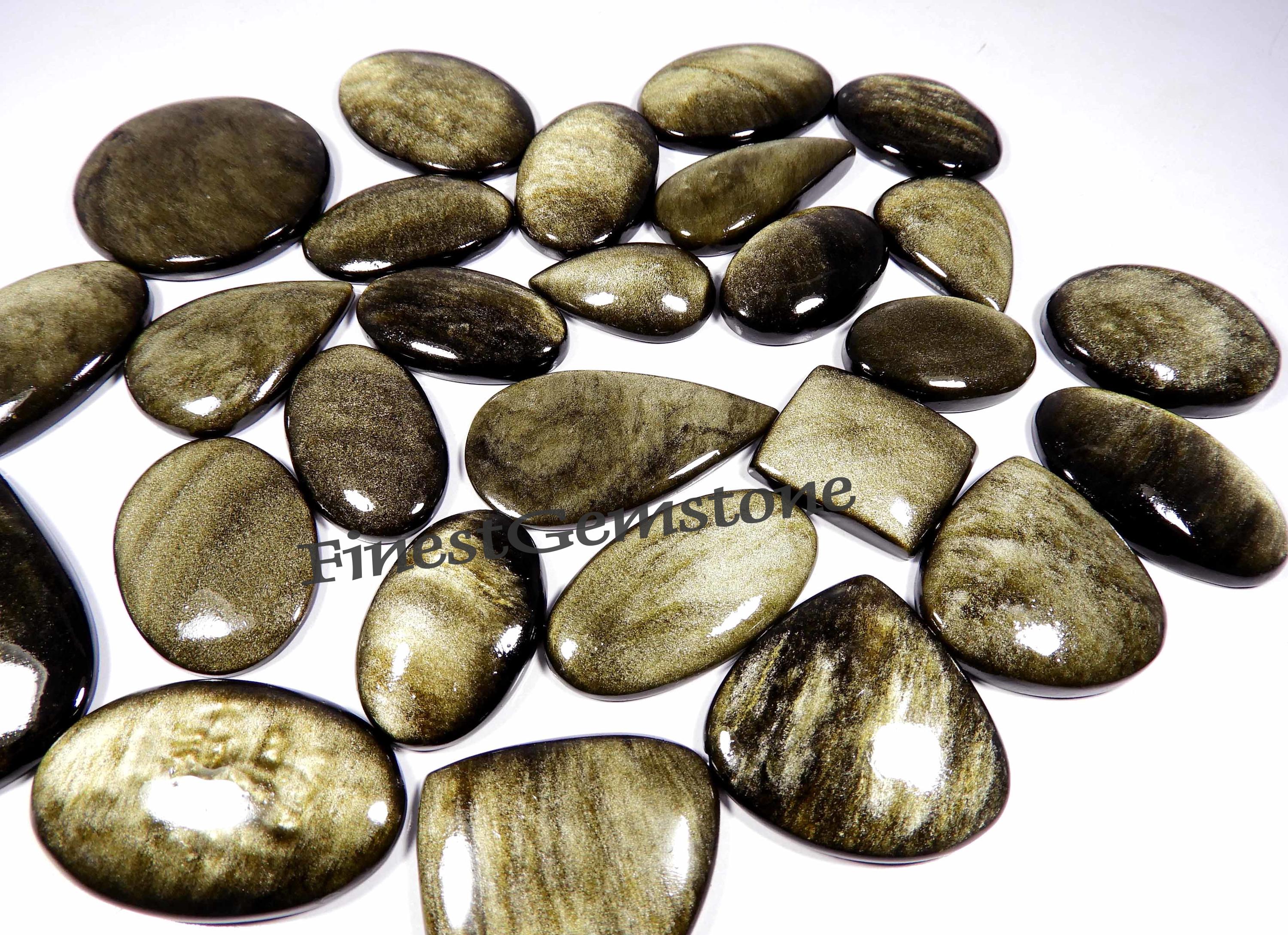 黄金の輝きを持つ黒曜石。黄金の黒曜石の宝石。天然の金色に輝く黒曜石