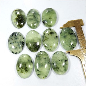 Cabochon rutile préhnite. Préhnite naturelle. Pierre précieuse verte de préhnite. Vente en gros, lot de 10 pièces, 469 cts. Prehnite lisse en vrac. Ko-10527